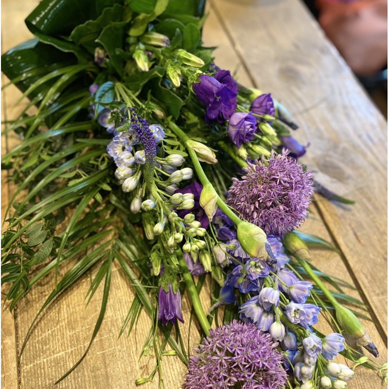 Blauw/paars platgeschrikt rouwboeket Blauw/paars platgeschrikt rouwboeket
