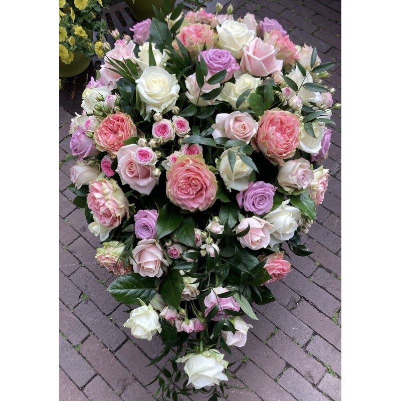 Roze rouwdruppel met diverse rozen Roze rouwdruppel met diverse rozen